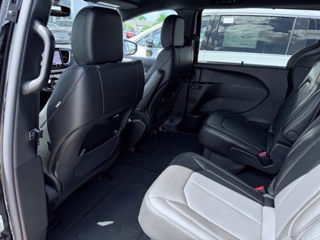 New 2027 Chrysler Pacifica Select FWD image 21