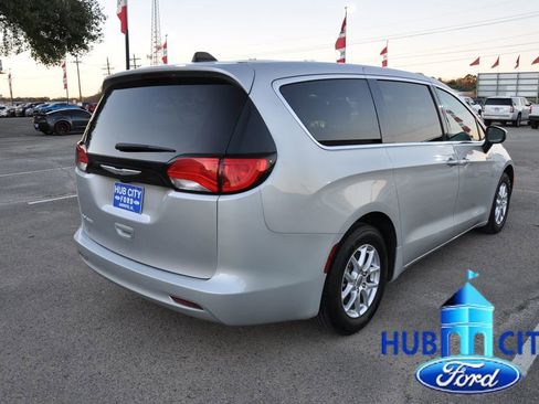 Used 2023 Chrysler Voyager LX image 5