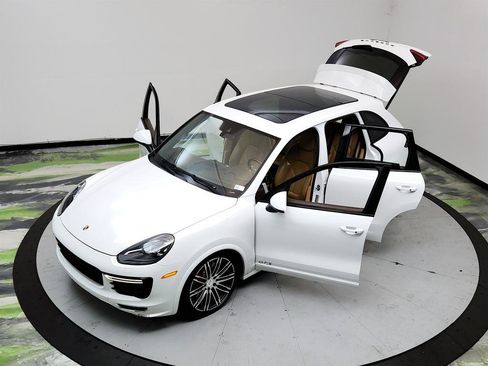 Used 2016 Porsche Cayenne GTS AWD/4WD image 38
