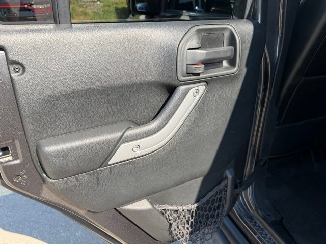 Used 2017 Jeep Wrangler Unlimited Sahara w/ Connectivity Group AWD/4WD image 13