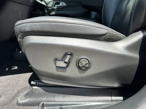 Certified 2025 Chrysler Pacifica Select FWD image 12