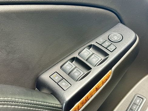 Used 2019 Chevrolet Suburban Premier AWD/4WD image 18