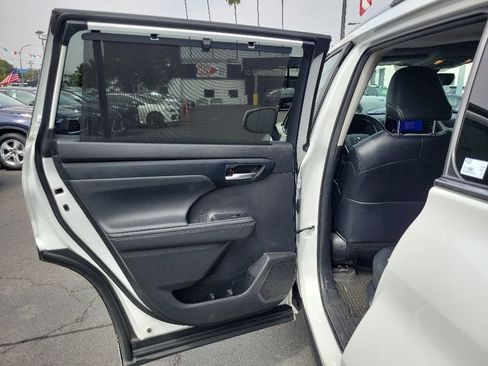 Used 2023 Toyota Highlander XLE FWD image 13