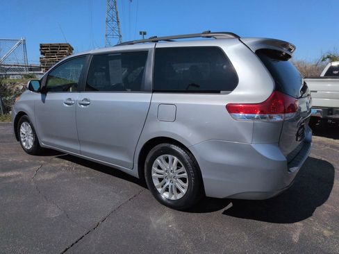 Used 2013 Toyota Sienna XLE image 3