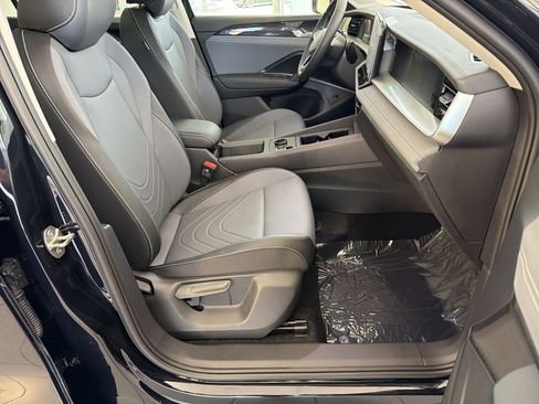 New 2026 Volkswagen Tiguan SE FWD image 28