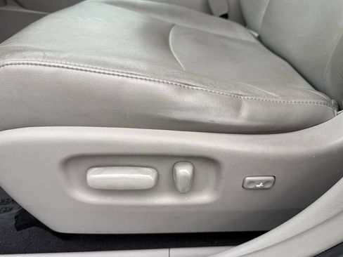 Used 2011 Toyota Highlander SE w/ Tow Pkg image 13