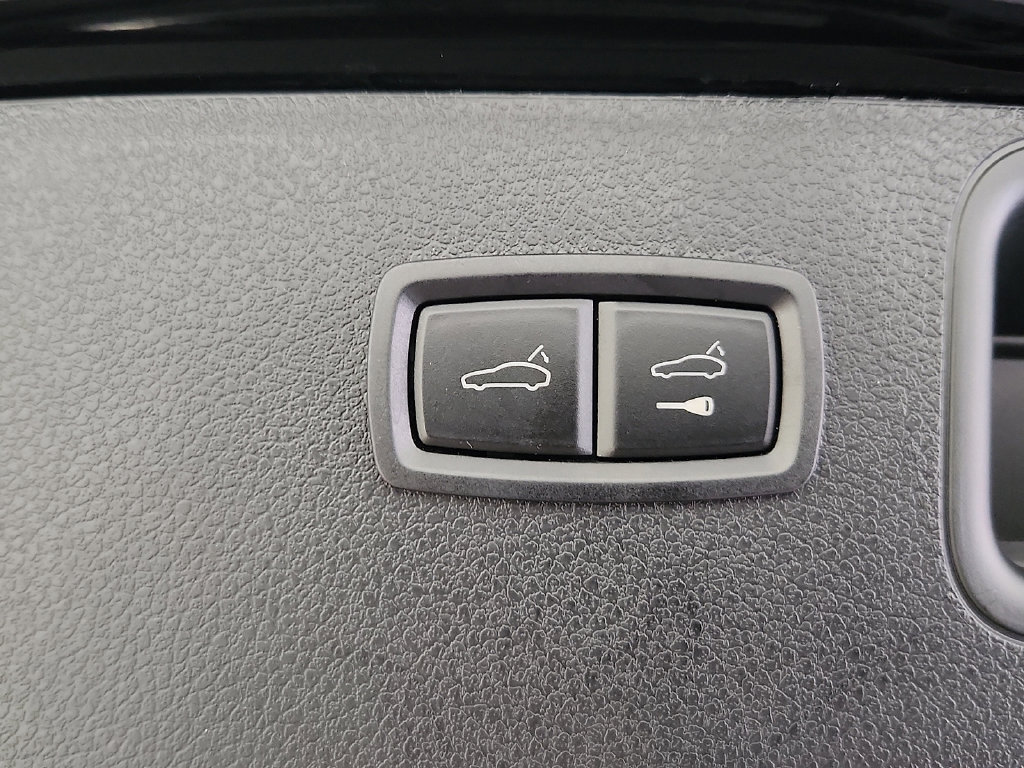 Certified 2026 Porsche Macan AWD/4WD image 30