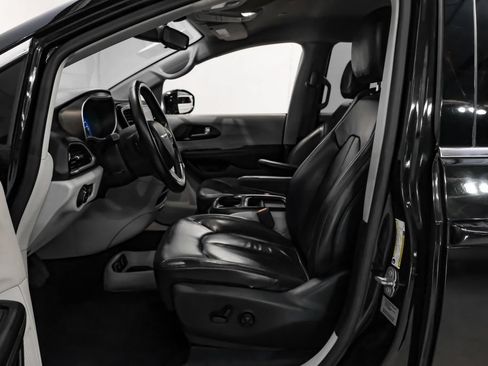 Used 2017 Chrysler Pacifica Touring-L FWD image 4