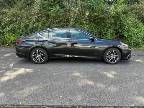 Used 2025 Lexus ES 350 w/ Premium Package FWD image 2