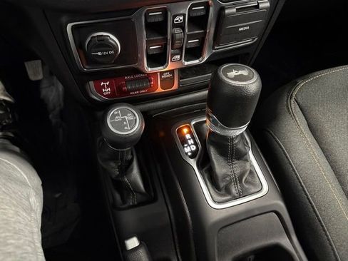 Used 2024 Jeep Wrangler Unlimited AWD/4WD image 21