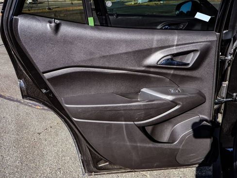 Used 2025 Chevrolet Trax LT w/ LT Convenience Package image 35