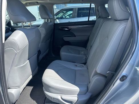 Used 2022 Toyota Highlander Limited image 3