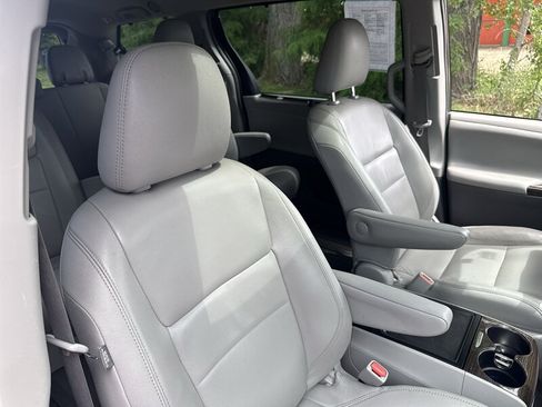 Used 2018 Toyota Sienna XLE w/ XLE Navigation Package AWD/4WD image 32