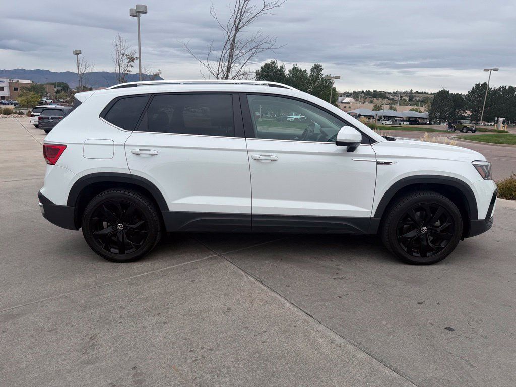 Used 2022 Volkswagen Taos SE w/ Panoramic Sunroof Package AWD/4WD image 10