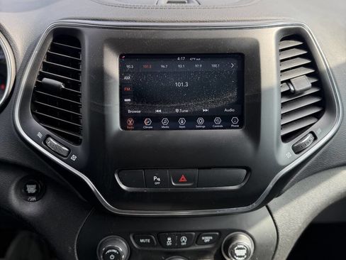 Used 2019 Jeep Cherokee Latitude Plus w/ Cold Weather Group AWD/4WD image 15