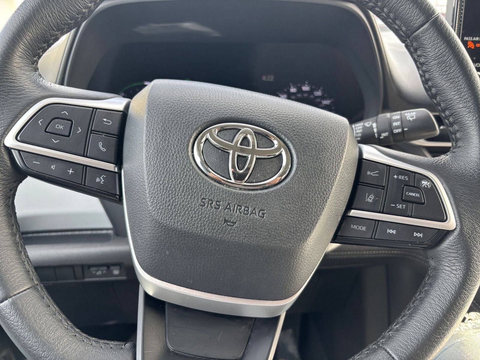 Used 2025 Toyota Sienna XLE FWD image 28