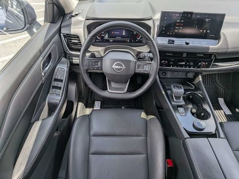 Used 2025 Nissan Rogue SL AWD/4WD image 16