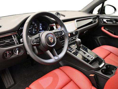 Used 2025 Porsche Macan Turbo image 4