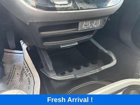 Used 2025 Chrysler Pacifica Select FWD image 9