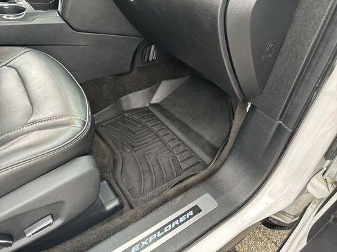 Used 2018 Ford Explorer Platinum image 27