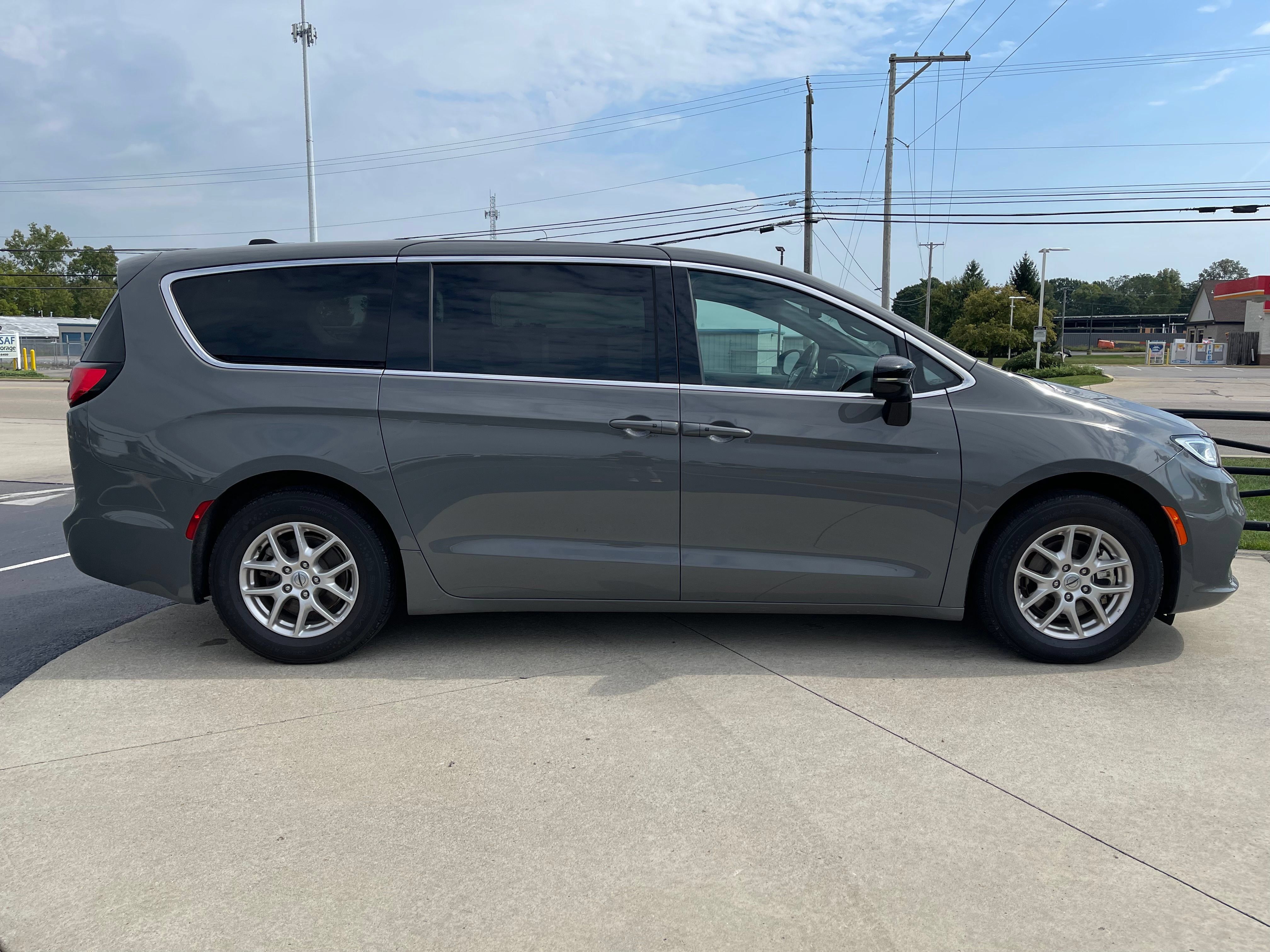 Used 2025 Chrysler Pacifica Select FWD image 8