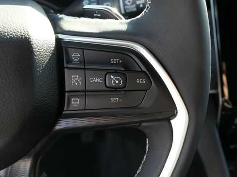 Used 2025 Jeep Grand Cherokee Laredo X w/ Luxury Tech Group I image 13