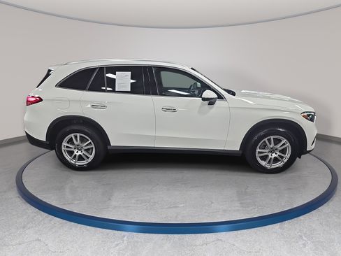 Used 2025 Mercedes-Benz GLC 300 4MATIC image 5