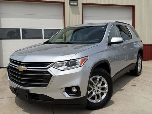 Used 2020 Chevrolet Traverse LT w/ Driver Confidence II Package AWD/4WD image 3