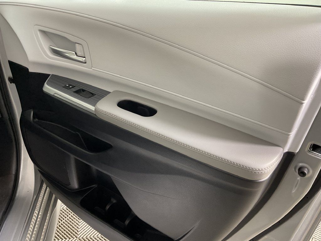 Used 2025 Toyota Sienna XLE FWD image 24