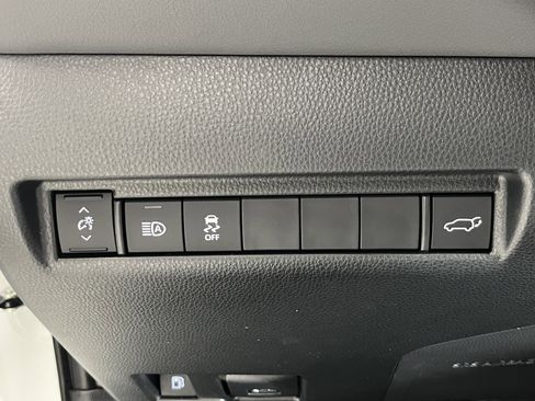 Used 2024 Toyota Venza XLE AWD/4WD image 20