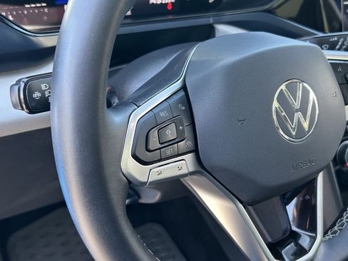 Used 2023 Volkswagen Taos SE w/ Panoramic Sunroof Package FWD image 26