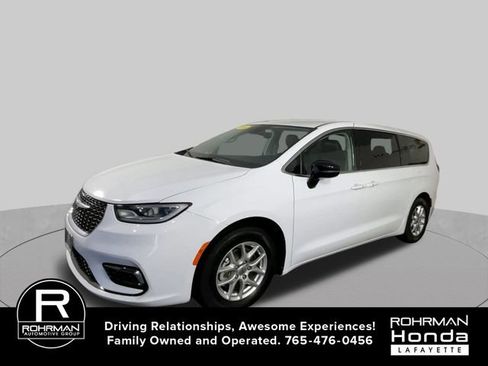 Used 2024 Chrysler Pacifica Touring-L FWD image 4