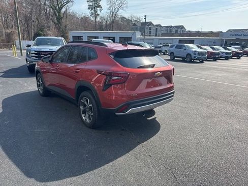Used 2024 Chevrolet Trax LT w/ Driver Confidence Package image 18