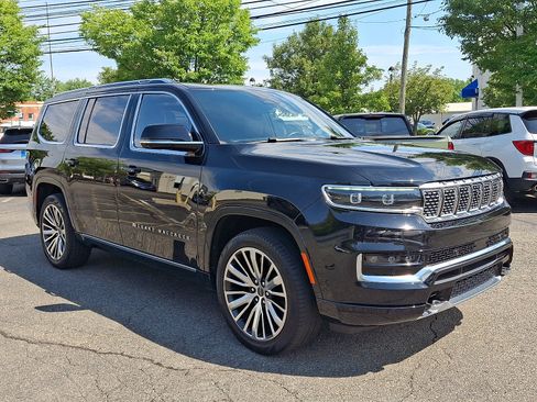 Used 2024 Jeep Grand Wagoneer Series III w/ HD Trailer Tow Package AWD/4WD image 3