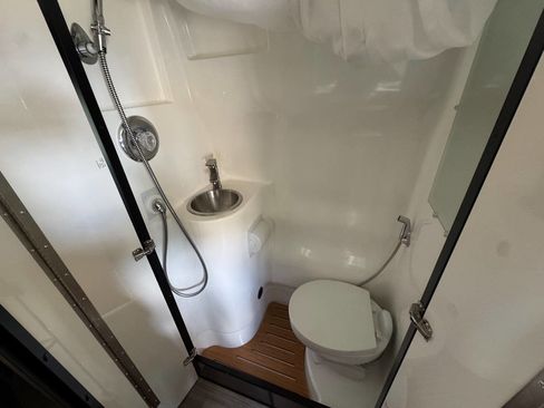 Used 2018 Mercedes-Benz Sprinter 3500 image 40