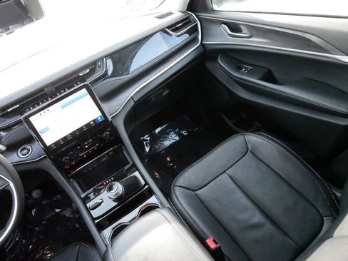 Used 2023 Jeep Grand Cherokee Limited w/ Luxury Tech Group II image 12