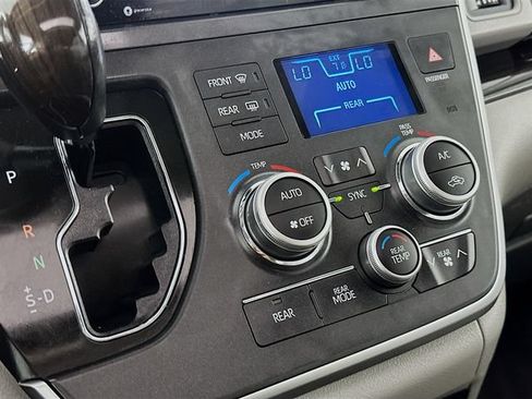 Used 2020 Toyota Sienna XLE FWD image 28