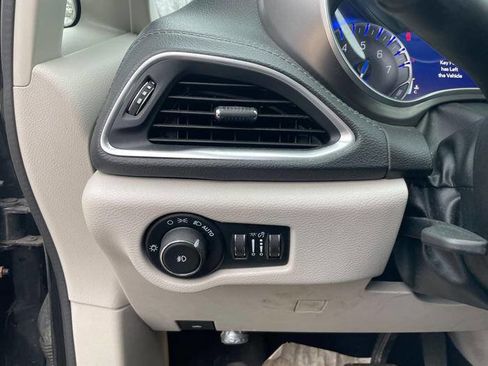 Used 2018 Chrysler Pacifica Limited FWD image 33