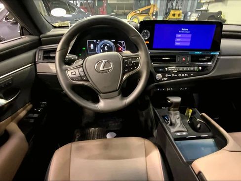 Used 2025 Lexus ES 300h w/ Premium Package image 5