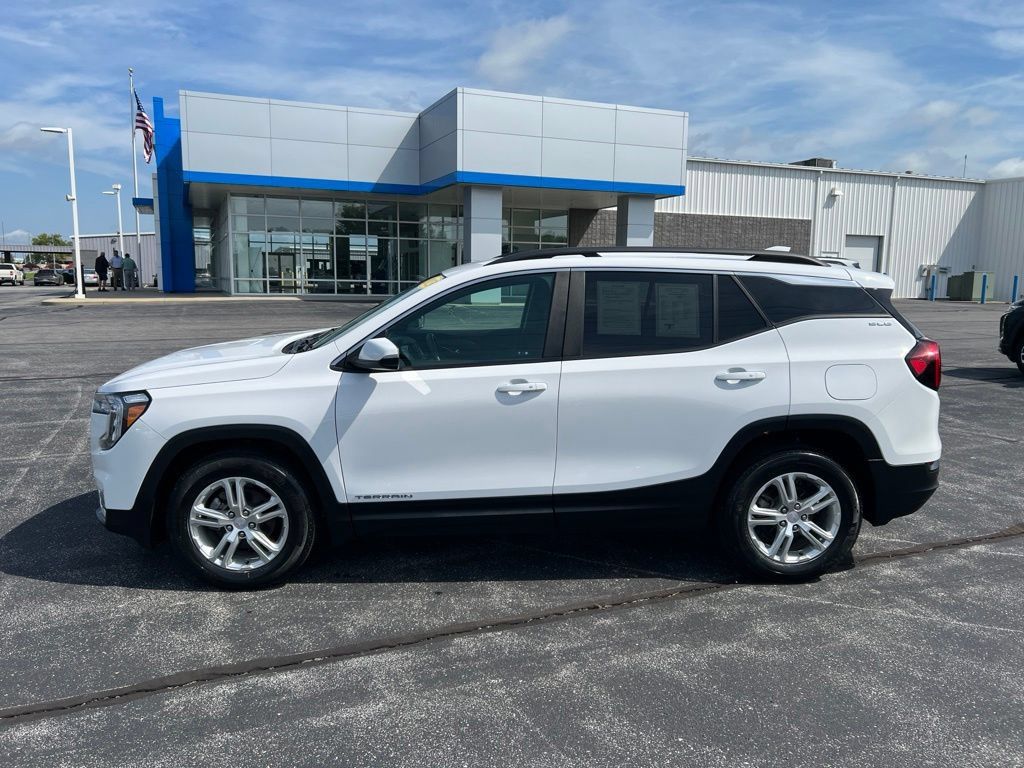 Used 2023 GMC Terrain SLE w/ Driver Convenience Package FWD image 4