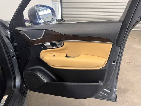 Used 2017 Volvo XC90 T6 Momentum w/ Vision Package image 12