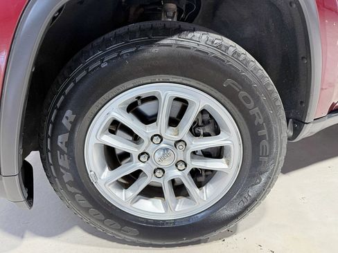 Used 2019 Jeep Grand Cherokee Laredo image 2