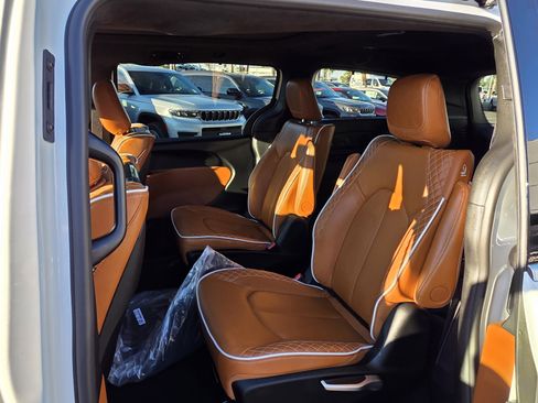 New 2026 Chrysler Pacifica Pinnacle image 18