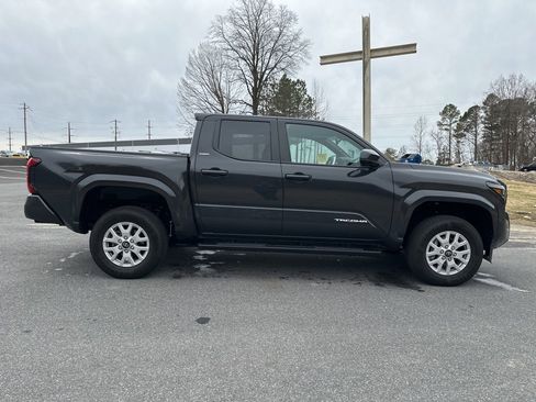 Used 2025 Toyota Tacoma SR5 image 4