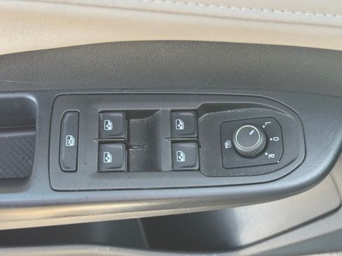 Used 2025 Volkswagen Taos SE FWD image 14