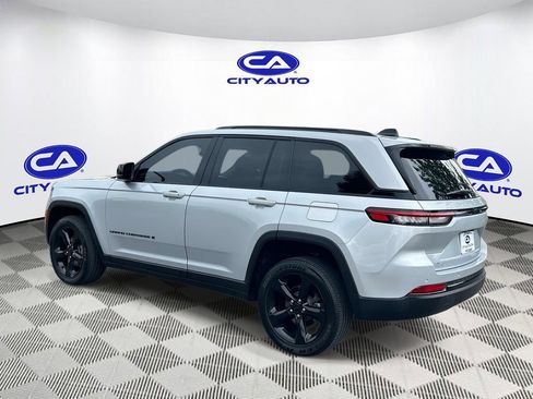 Used 2025 Jeep Grand Cherokee Altitude RWD image 7