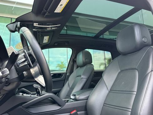 Used 2023 Porsche Cayenne Base image 5