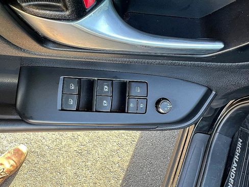 Used 2019 Toyota Highlander XLE image 18