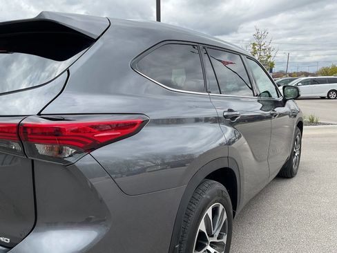 Used 2021 Toyota Highlander XLE AWD/4WD image 8