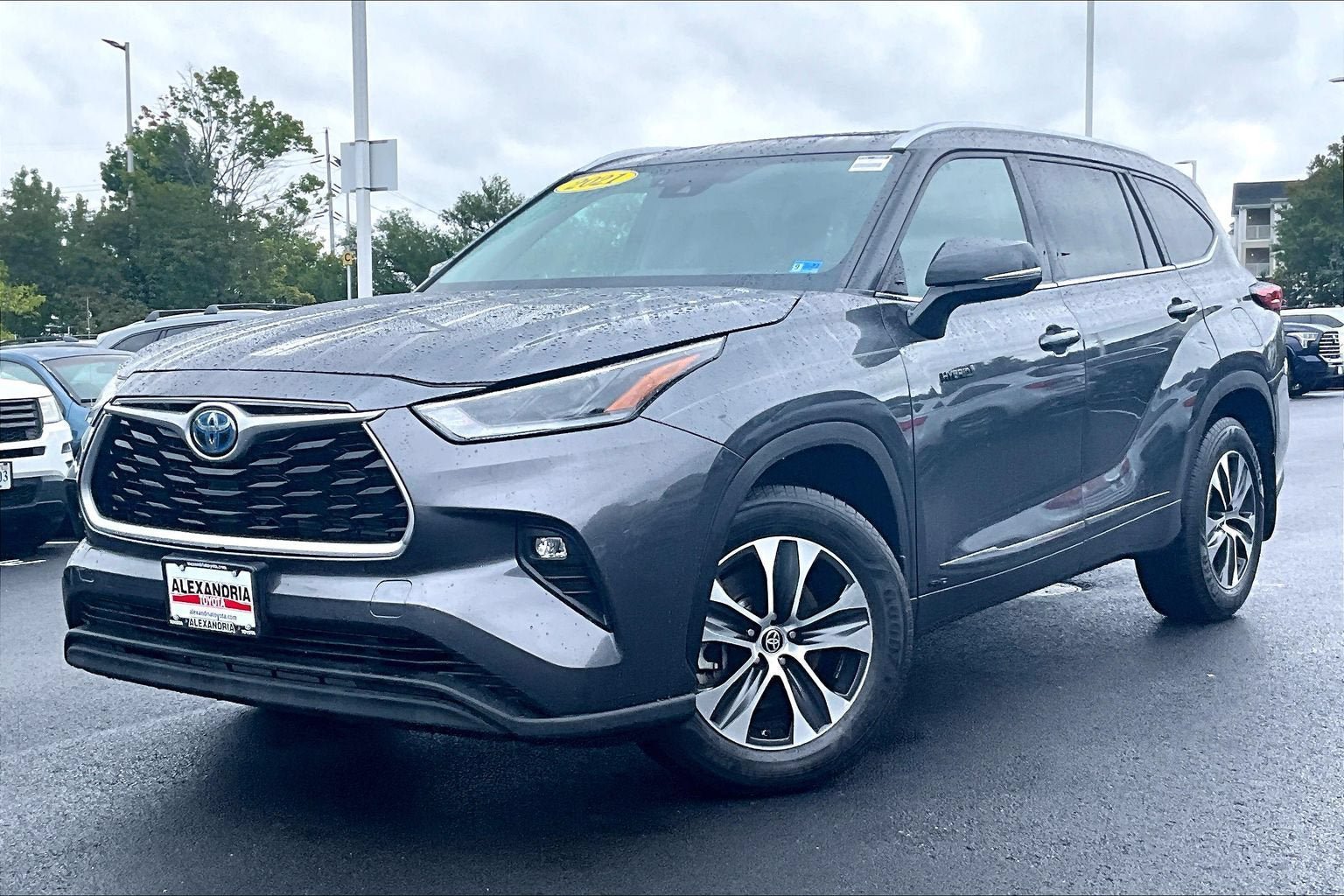 Used 2021 Toyota Highlander XLE AWD/4WD image 1